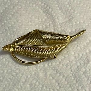 Detailed Gold town, leaf scarf, holder, brooch or pin